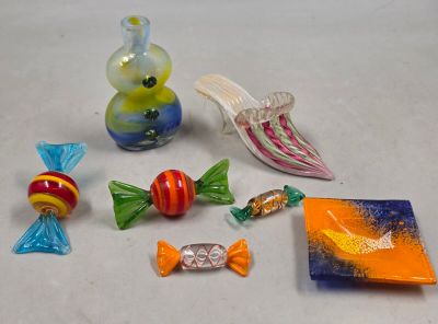un petit assortiment d'objets en verre colorés posés sur une table