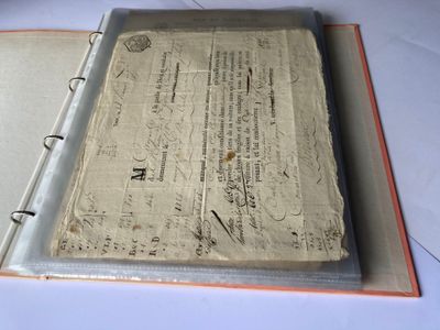 un livre contenant une feuille de papier, posé sur une table