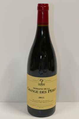 La bouteille de vin rouge est posée sur une table blanche.