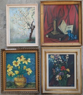quatre tableaux encadrés représentant des fleurs et un vase posé sur une table