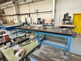 de nombreuses tables et chaises dans un entrepôt rempli de cartons