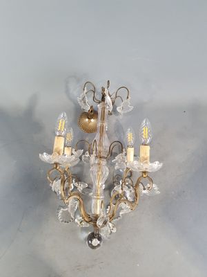 Petit lustre corbeille à riche décor de pampilles éclairant …