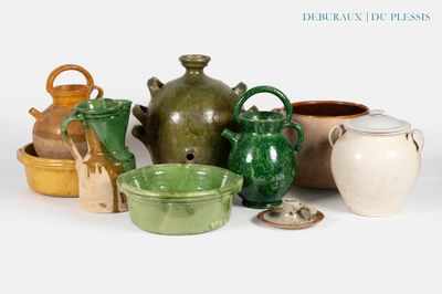 de nombreux types de vases et de bols sur la table