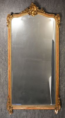 un miroir accroché au mur d'une pièce