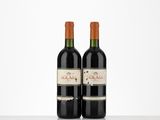 deux bouteilles de vin rouge posées sur une table