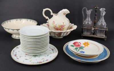 beaucoup d'assiettes et de tasses sur la table