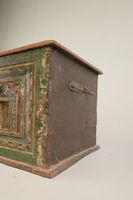 Coffret en bois sculpté à façade polychrome simulant deux ou… (photo 3)