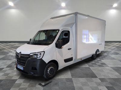 la photo d'une camionnette blanche garée dans une grande pièce