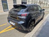 une voiture garée au bord de la rue