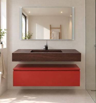 une salle de bain avec un lavabo, un miroir et des toilettes