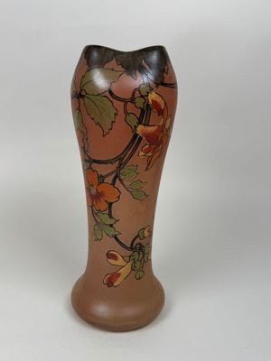 un vase marron orné d'un motif floral