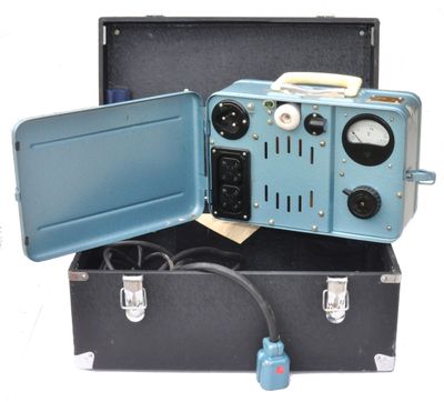 un étui bleu contenant une radio