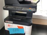 une imprimante posée sur un bureau
