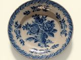 une assiette bleue et blanche ornée d'un motif floral