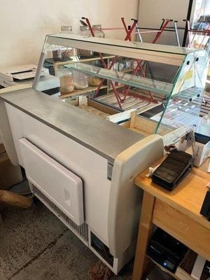 un petit comptoir sur lequel se trouve un téléphone, dans un magasin
