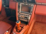 l'intérieur d'une voiture, avec ses commandes de conduite, son tableau de bord et son volant