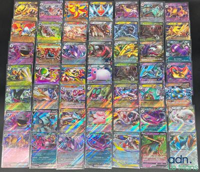 une pile de cartes pokemon posée sur une table
