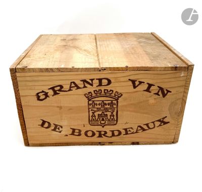 une boîte en bois portant une étiquette