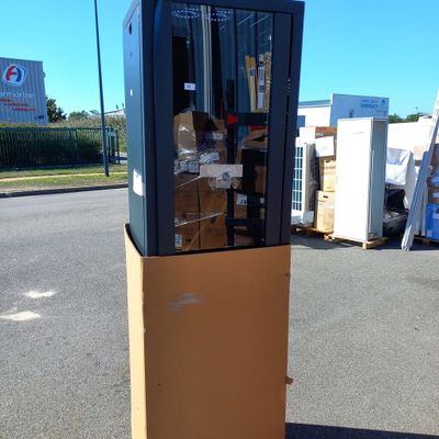 un petit distributeur automatique installé au bord de la route