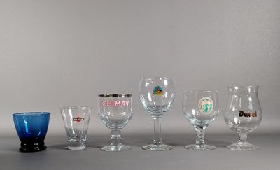 un ensemble de verres à vin posés sur une table