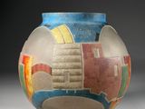 un vase posé sur un support sur une table