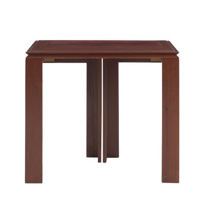 gros plan d'une table avec un plateau en bois sur fond blanc