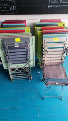 12 tables pliantes de 2 personnes et 23 chaises pliantes en … - Photo 1