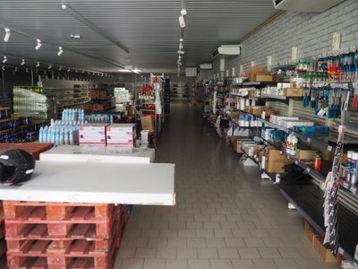 un magasin avec beaucoup d'articles sur les étagères