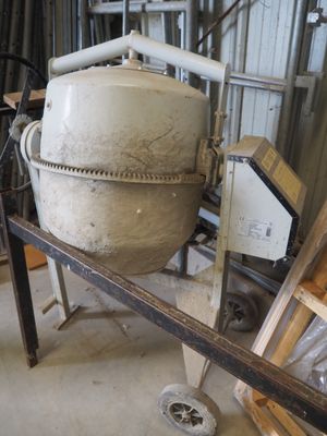 une bétonnière posée au milieu d'une pièce