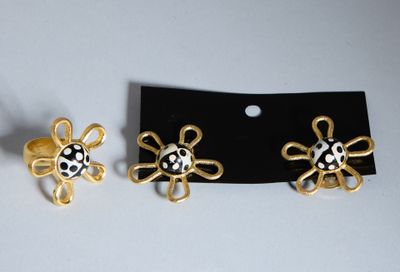 une paire de boucles d'oreilles ornées de motifs noirs et blancs
