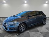 une voiture bleue est garée sur le sol à carreaux d'un garage