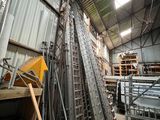de nombreuses échelles métalliques dans un bâtiment doté d'une verrière