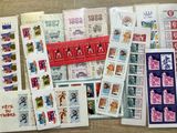 de nombreux types de timbres sur la table