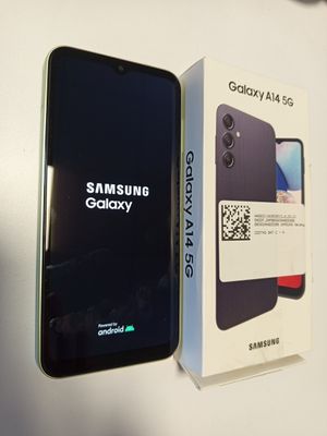 une boîte de Samsung Galaxy A4s à côté d'une boîte de Samsung Galaxy A4s