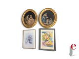 trois tableaux encadrés accrochés au mur d'une pièce blanche