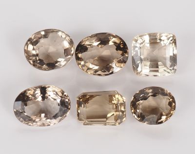 un ensemble de cinq pierres précieuses de couleurs différentes sur un fond blanc