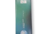 un gros plan d'un tube de dentifrice posé sur une surface blanche