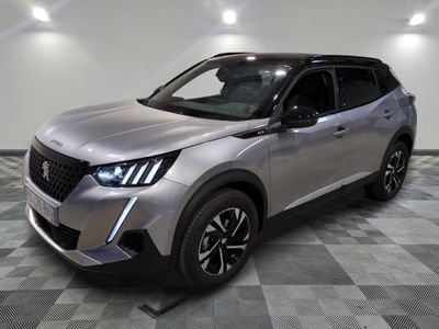 Le nouveau SUV Peugeot est exposé dans un showroom.