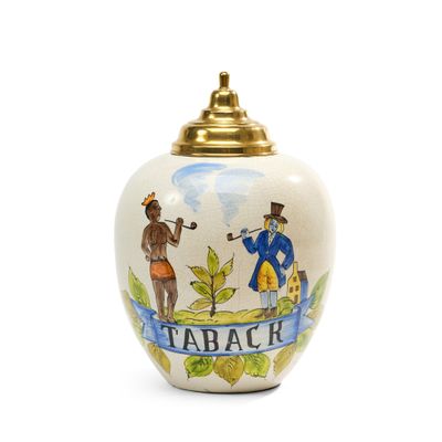 POT À TABAC de forme ovoïde en faïence blanche. Décor polych…