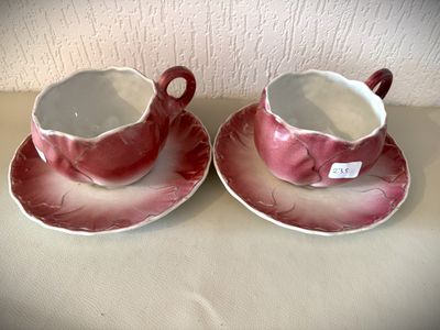 deux tasses et soucoupes posées sur une table