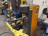 une machine qui se trouve à l'intérieur d'un bâtiment