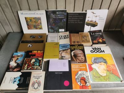 beaucoup de livres sur la table
