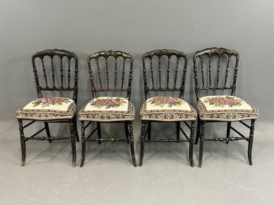 Suite de quatre CHAISES dites charivari en bois noirci et mo… - Photo 1