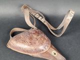 un vieux sac à main en cuir muni d'une bandoulière, posé sur une table