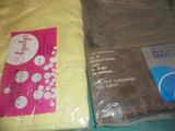 deux sacs contenant des vêtements jaunes et marron posés sur une table
