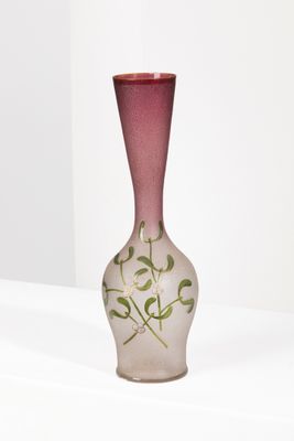 Travail 1900 Vase soliflore en verre givré à décor émaillé d…