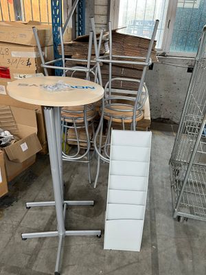 M27: lot 4 tabourets et table haute et un présentoir