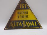 panneau en forme de triangle jaune portant l'inscription « Alfa Laval »