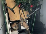 un petit sapin de Noël à l'arrière d'un camion de déménagement