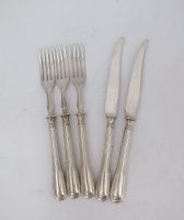 Lot en métal argenté comprenant des couteaux à beurre, des c… (photo 4)